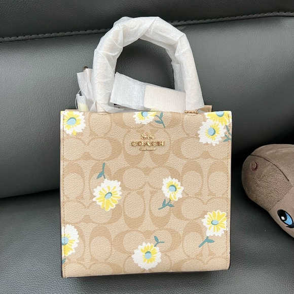 Coach mini cally crossbody daisy print new with tag